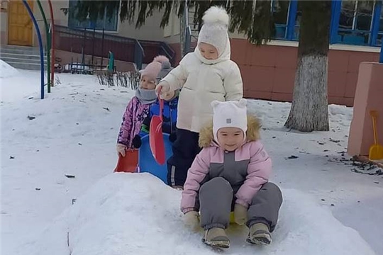 Дошколята осваивают правила поведения на горке