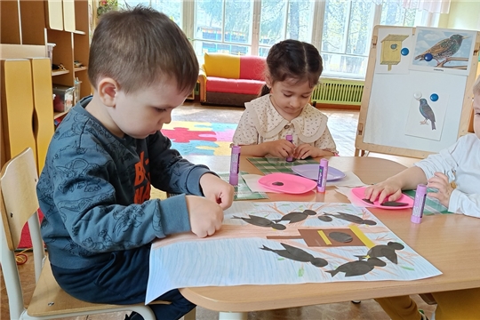 Прилетели скворушки, стали чистить пёрышки