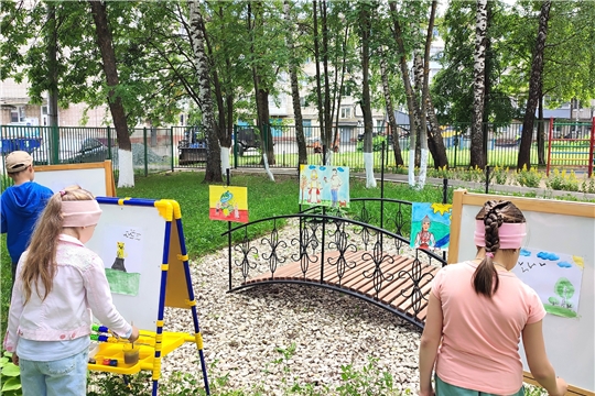 Юные художники принимают участие в городском конкурсе открыток "С Днем рождения, моя Республика!"