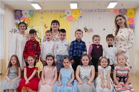 Утренник, посвященный прекрасному весеннему празднику в группах "Родничок" и "Светофорик"