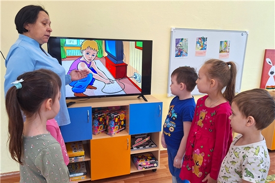 В розетке круглый год, живет опасный ток!