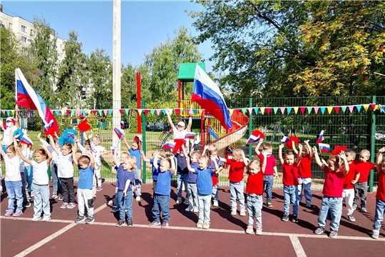 Спортивное мероприятие на дворовой площадке "Белый, синий, красный"
