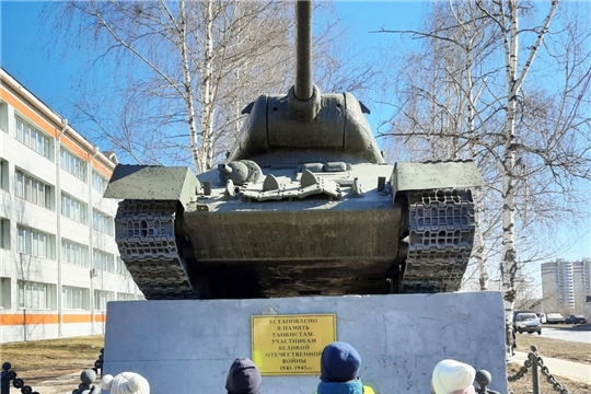 Посетили постамент "Танк-34"