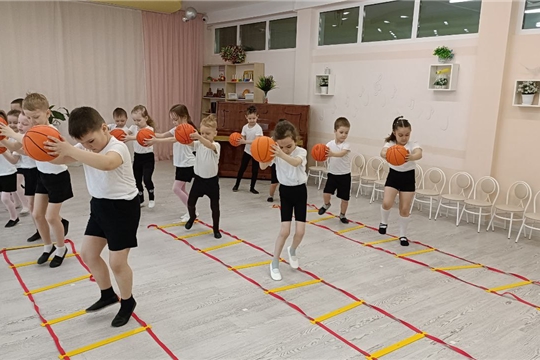 Разучиваем элементы баскетбола
