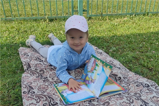 «На лужайке с книжкой» чтение про природу