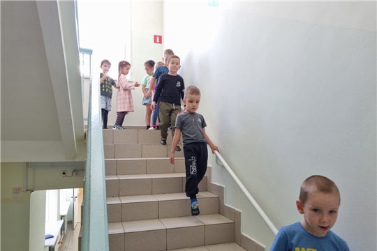 Как правильно вести себя на лестнице