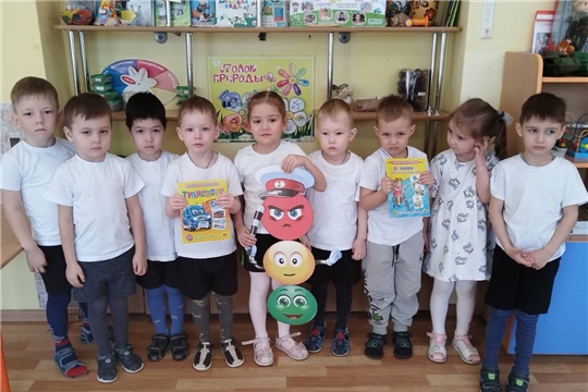 Дошколята закрепляют правила дорожного движения