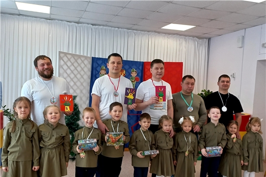 Малыши поздравляют пап