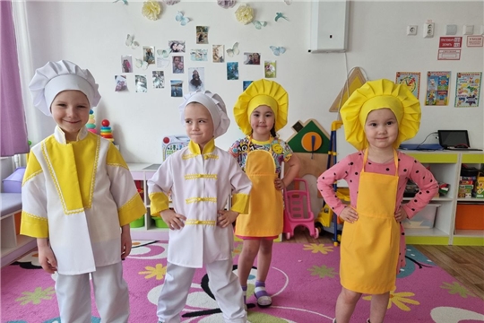 Дефиле костюмов дежурных по столовой.