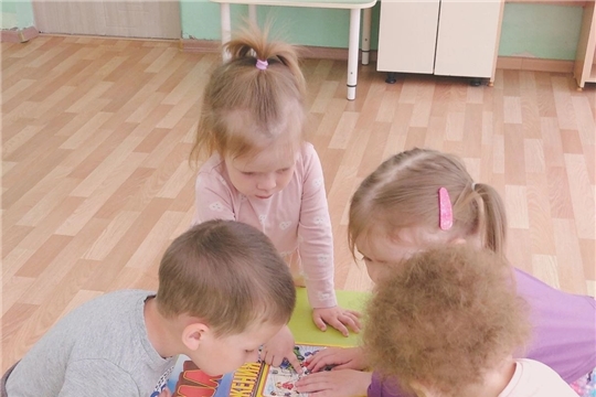 Малыши учатся соблюдать ПДД через игру.