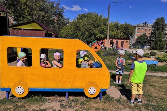 Малыши играют в сюжетную игру "Автобус" и закрепляют правила ПДД.