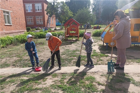 Поддерживаем порядок на прогулочном участке.