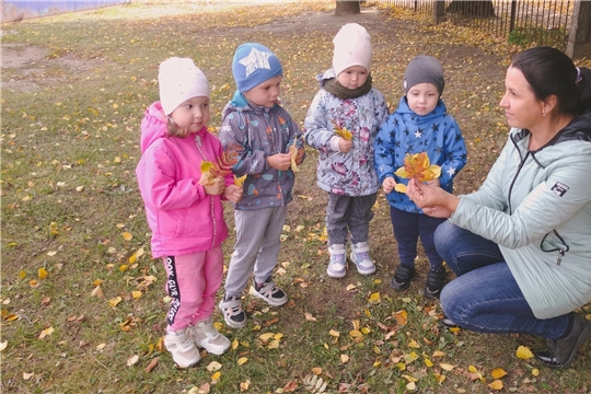 На прогулке с детьми младшей группы "Умка".