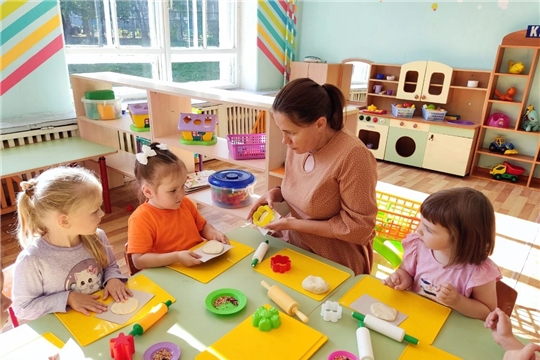 Жирнова Клавдия Владимировна проводит занятия по лепке из соленого теста.