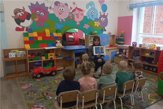 Малыши изучают знаки по ПДД.