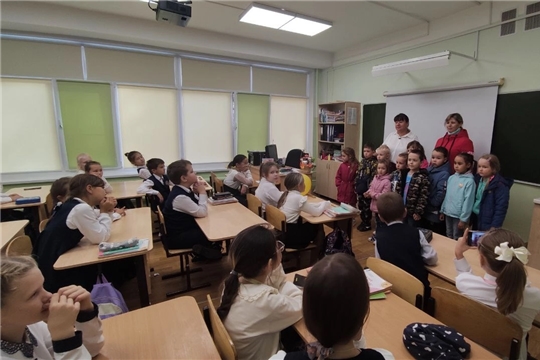Дошкольники поздравляют учителей начальных классов с профессиональным праздником