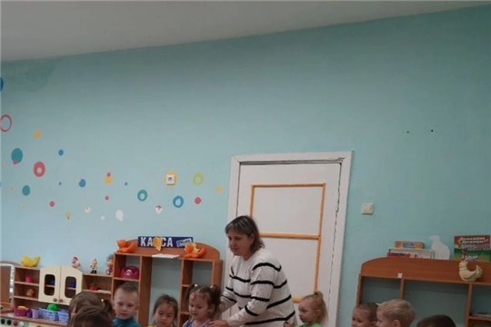 Дружно солим овощи.