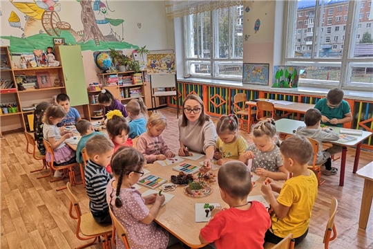 На занятии по лепке.