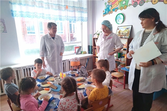 В детском саду прошел оперативный контроль по питанию. 