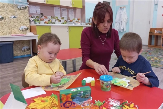 Малыши рисуют осенние листочки.