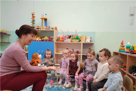 Котик Жалейка и Муха в гостях у ребят.