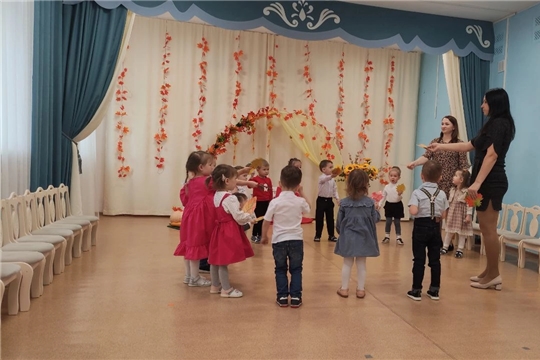 Утренник в младшей группе "Осенний праздник в лесу".