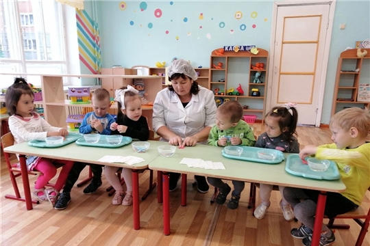 Экспериментальная деятельность с водой "Распускающиеся цветы".