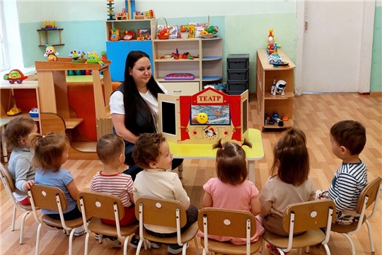 Малыши знакомятся с русским народным фольклором, через народную сказку "Колобок".