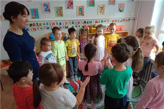 На развивающем занятии с педагогом-психологом Светланой Сергеевной.
