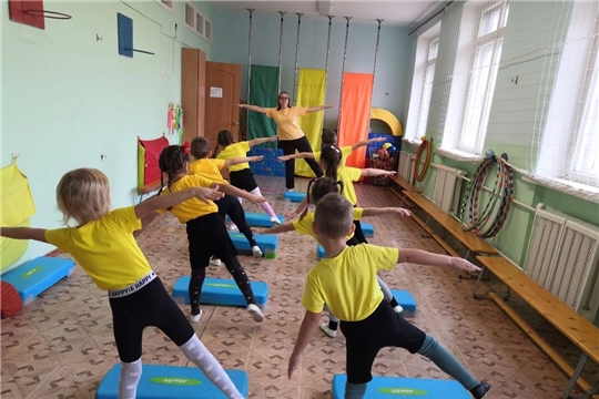 Утренняя зарядка с использованием степов.