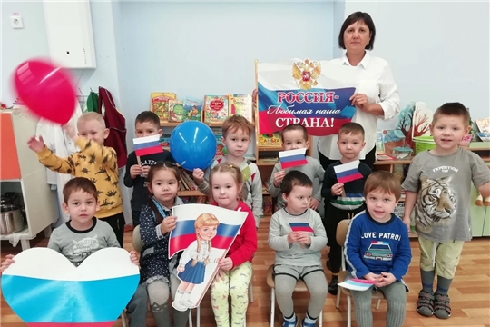 В рамках мероприятий празднования Дня народного единства, ребята средней группы сделали из полосок Флаг России.