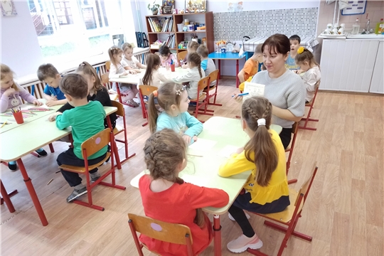 На коррекционно-развивающем занятии с педагогом-психологом по формированию психологической готовности к школе .