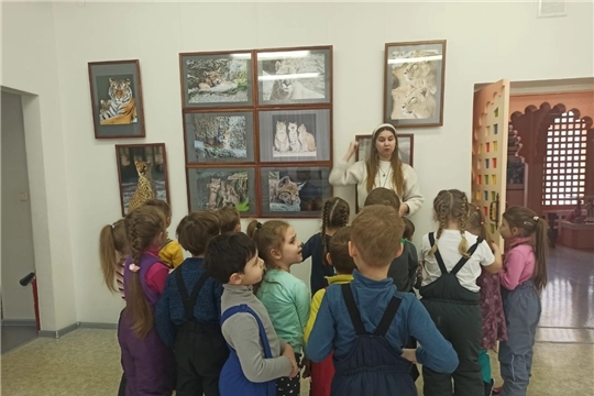Воспитанники группы "Радуга" посетили   выставку фотохудожника, члена Союза журналистов России, штатного фотографа Московского зоопарка Александра Авалова «Портреты животных» в КВЦ "Радуга". 