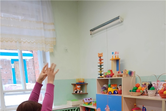 В гости к малышам пришёл Зайка Обнимайка.