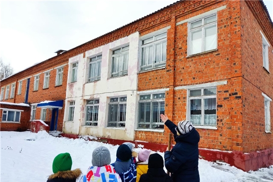 Воспитатели проводят беседы с детьми "Осторожно снег на крыше".