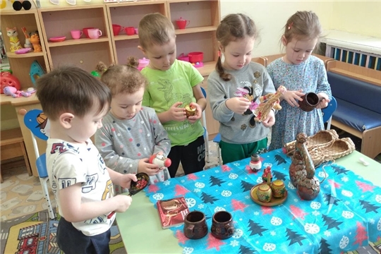 Ребятам очень интересно изучать предметы старины.