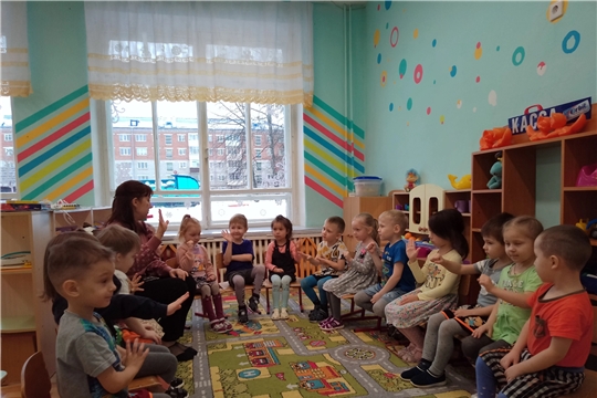 На занятии с педагогом-психологом с детьми.
