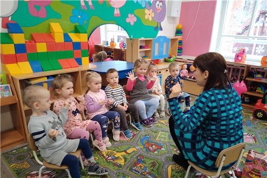 К детям в гости пришёл Зайка Обнимайка.