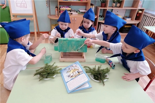 Воспитанники обновили кормушку еловыми веточками.