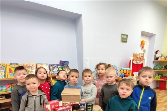 Родители и ребята группы "Вишенки" собрали новогодний подарок бойцам СВО.