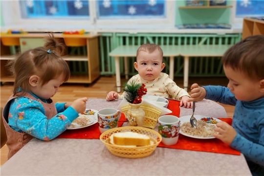 Малыши завтракают