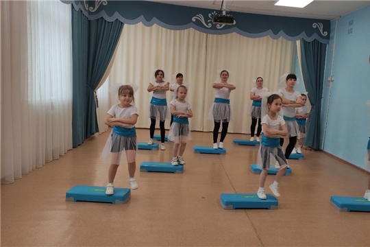 Команда "Русские Фитоняшки" принимают участие в городском фестивале "Фитнес вместе с мамой"-2024г.