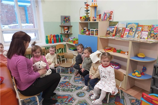 На развивающем занятии с педагогом-психологом.