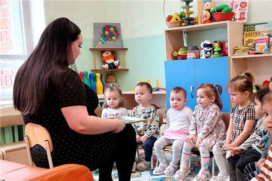 Малыши знакомятся с народным творчеством, через сказки.
