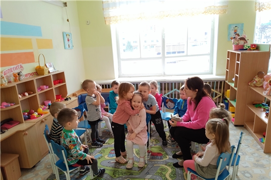 Мышка вместе с педагогом-психологм в гостях у малышей.