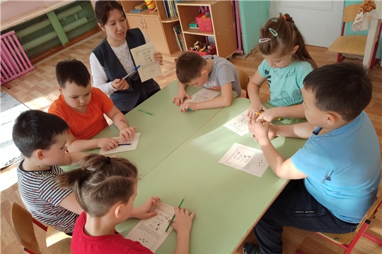 Педагог-психолог помогает ребятам старшего дошкольного возраста подготовится к школе.