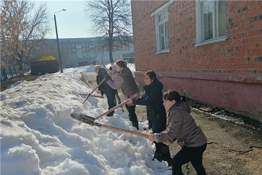В детском саду сотрудники детского сада организовали совместное рыхление снега.