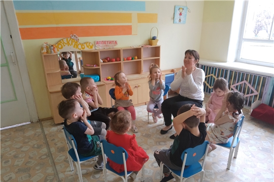 Коррекционно-развивающее занятие с педагогом-психологом на тему "Радуется-боится".