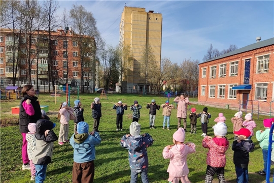 День в детском саду начинается с утренней зарядки на свежем воздухе.
