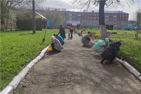 Сотрудники детского сада совместным трудом облагораживают территорию во время " Чистого четверга".